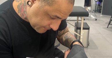 Micro tatuagens de estilo “fine line” atraem Geração Z