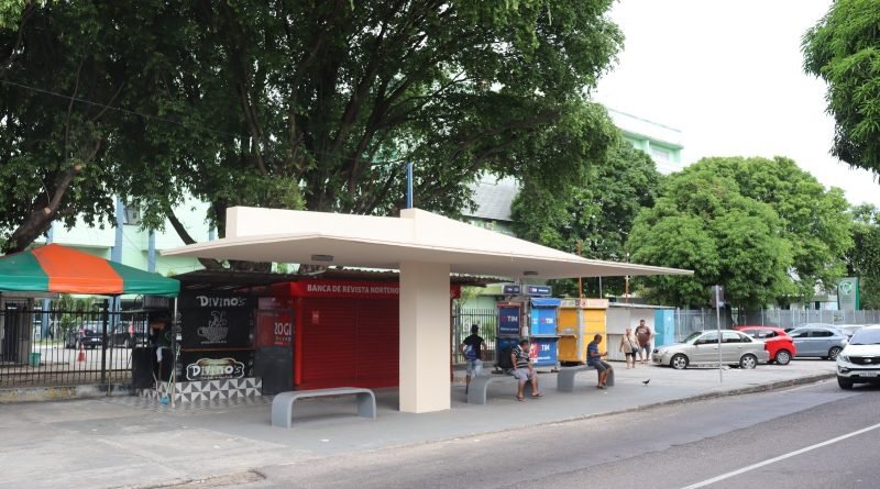 Projeto universitário revitaliza parada de ônibus histórica