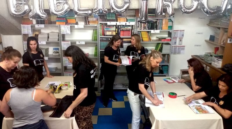 Para economizar, famílias trocam livros e uniformes