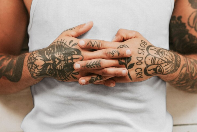 Local da tatuagem pode influenciar na dor e cicatrização
