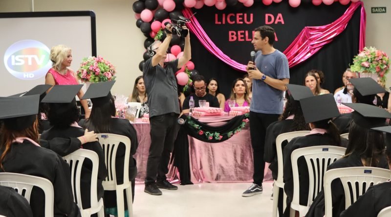 Cris Lopes e Liceu da Beleza reúnem 250 pessoas em formatura