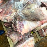 Cerca de 1,6 tonelada de carne estragada é apreendida em supermercado de Manaus