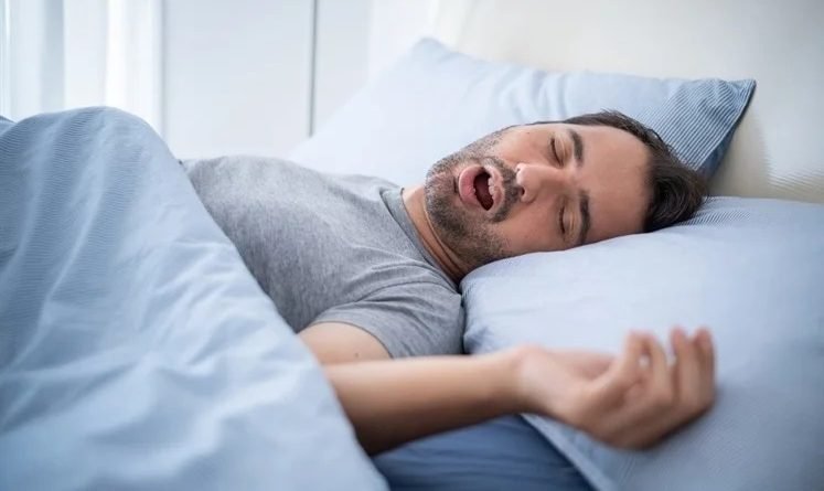 Risco de AVC aumenta em 56% em pessoas que roncam