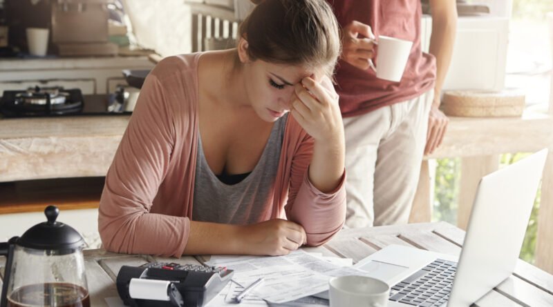 Mais de 20% da população tem dificuldade em pagar as contas