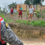 Famílias são retiradas de terreno invadido em Manaus