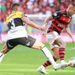 Flamengo vira sobre Criciúma e quebra recorde de público no Brasileirão