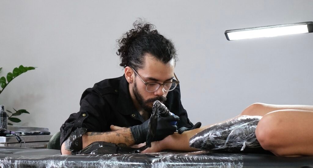 Mercado global de tatuagens cresce e deve dobrar até 2032