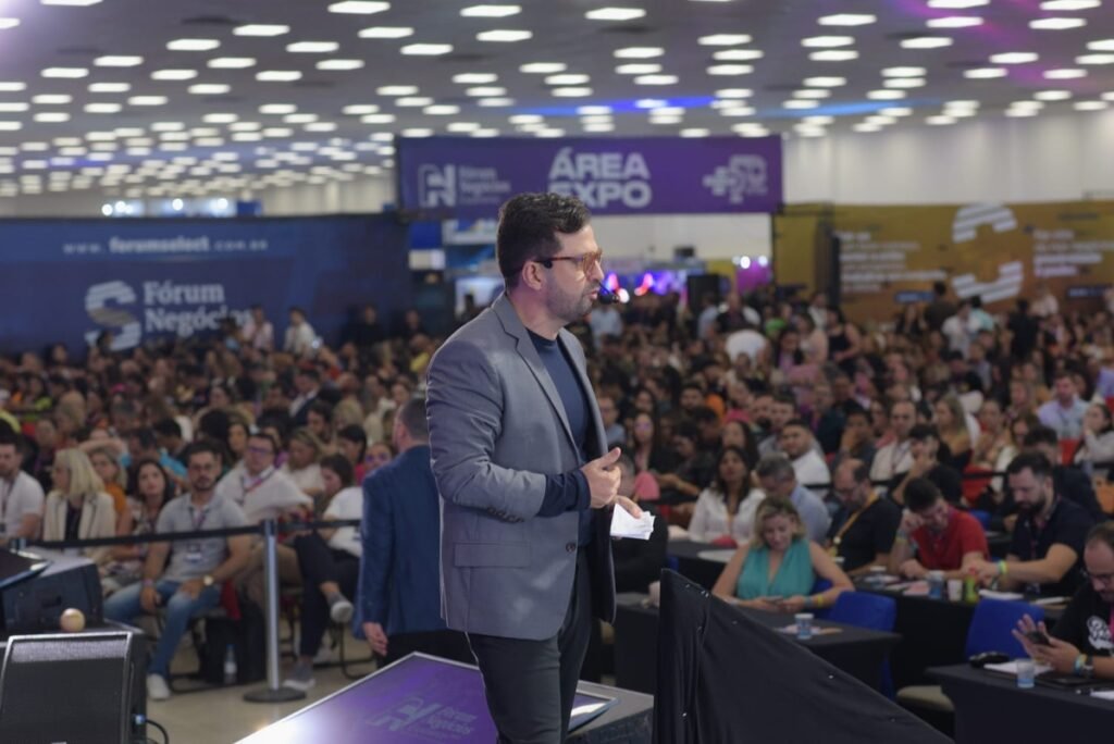 Jean Valério, CEO do Fórum Negócios, autografa na 27ª Bienal