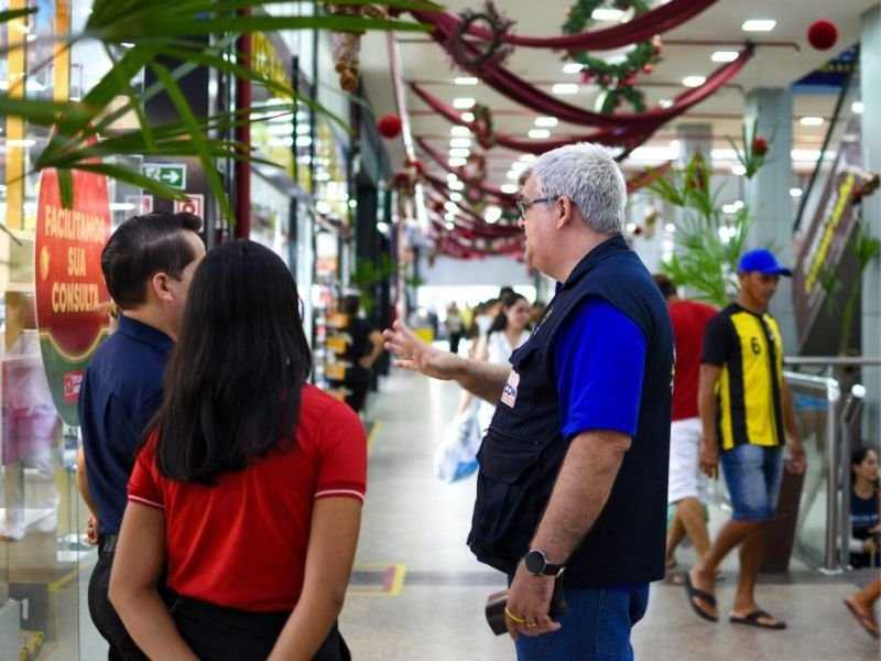 Procon-AM realiza ação contra promoções enganosas durante Black Friday em Manaus