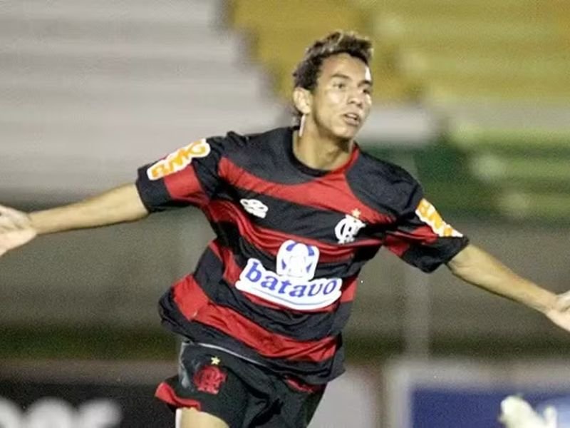 Rafinha, ex-atacante do Flamengo, assina com São Raimundo para 2025