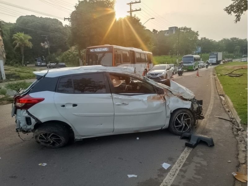 Veja: Mulher fica ferida após capotar carro na Avenida Brasil