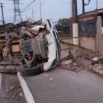 Mulher capota carro, destrói muro de igreja e foge em Manaus