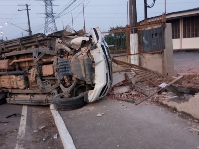 Mulher capota carro, destrói muro de igreja e foge em Manaus