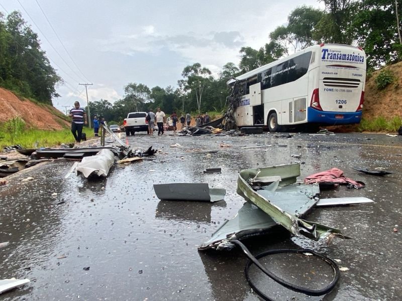 Desastre na AM-010: Grave acidente de ônibus deixa mortos e vítimas presas às ferragens; veja vídeo