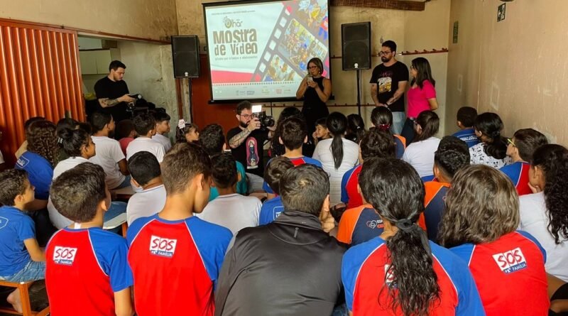 Mostra do projeto CineOLHAR 2024 destaca criatividade de jovens em Uberlândia-MG