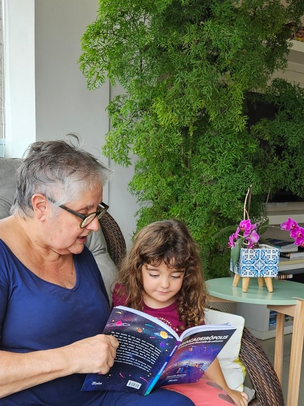 Saem as telinhas, entram os livros impressos