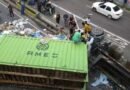 VÍDEO: Carreta com lixo tomba e causa transtornos no trânsito em Manaus