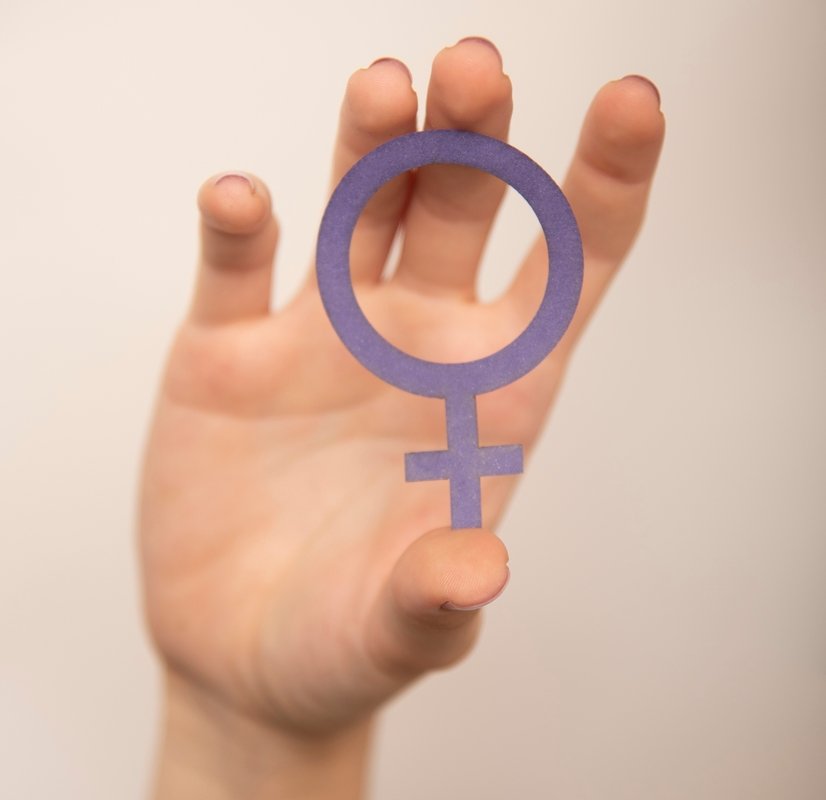 Mulheres ficam fora do mercado por cuidados não remunerados