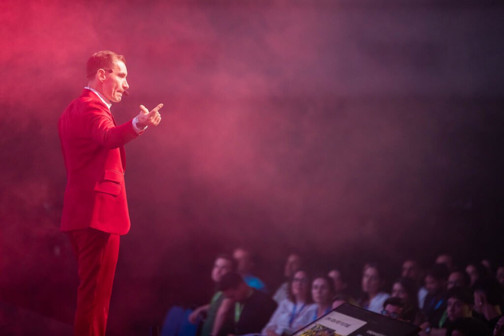 João Adolfo palestra em Dubai sobre presença digital