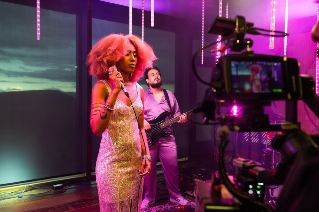 Sonastério ilumina lança novo episódio com Augusta Barna com faixas inéditas