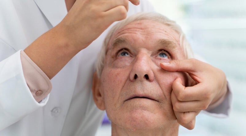 Especialista em cirurgia de catarata explica procedimento