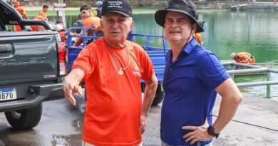 Prefeito David Almeida acompanha instalação do deck e anuncia pedalinhos na nova lagoa do Japiim