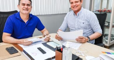 Prefeito David Almeida sanciona lei que garante passe livre a mais de 212 mil estudantes da rede municipal