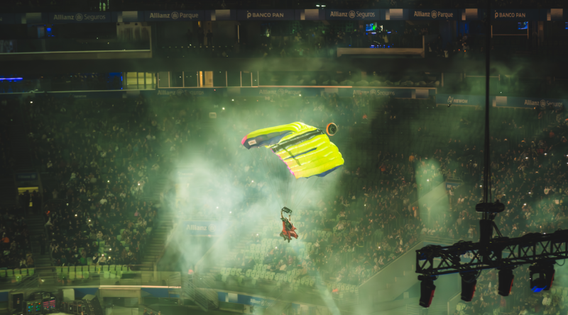 Flávio Jordão realiza pouso de wingsuit dentro do Allianz Parque