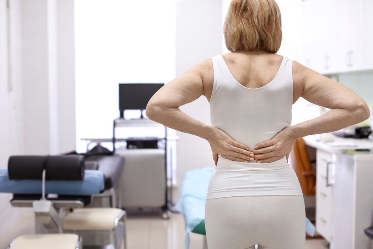 Escoliose degenerativa pode atingir mulheres após menopausa