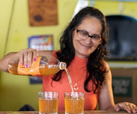 Empresa lança bebida mista alcoólica à base de mel de cacau