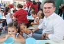 Prefeito David Almeida recebe delegações de 15 países para mostrar modelo inovador que atende 250 mil alunos e valoriza a agricultura familiar
