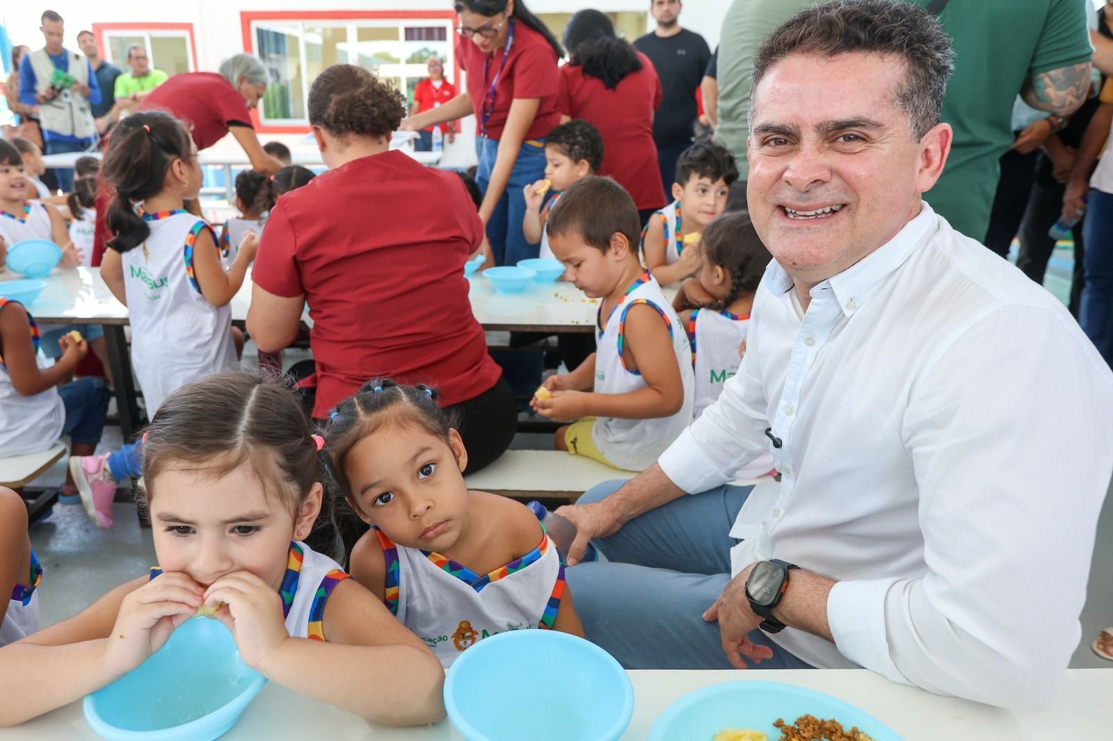 Prefeito David Almeida recebe delegações de 15 países para mostrar modelo inovador que atende 250 mil alunos e valoriza a agricultura familiar