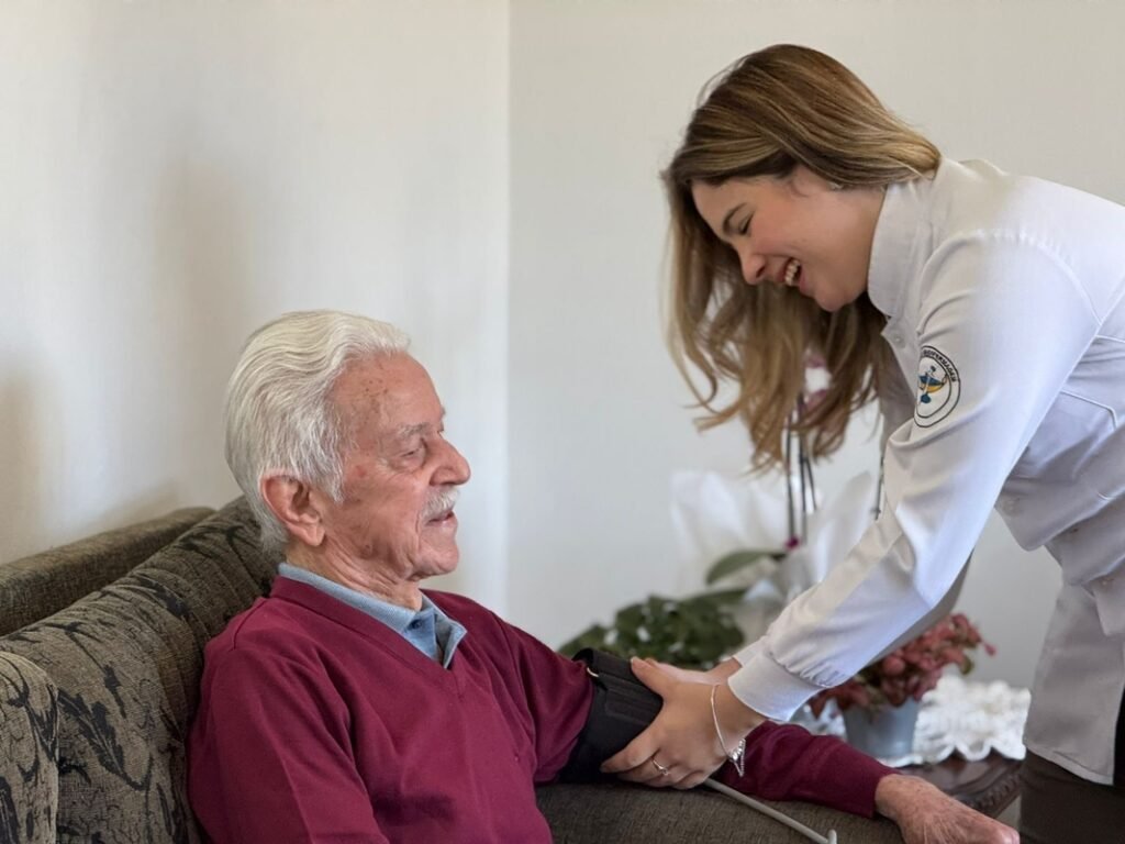 Envelhecimento da população acelera demanda por cuidadores