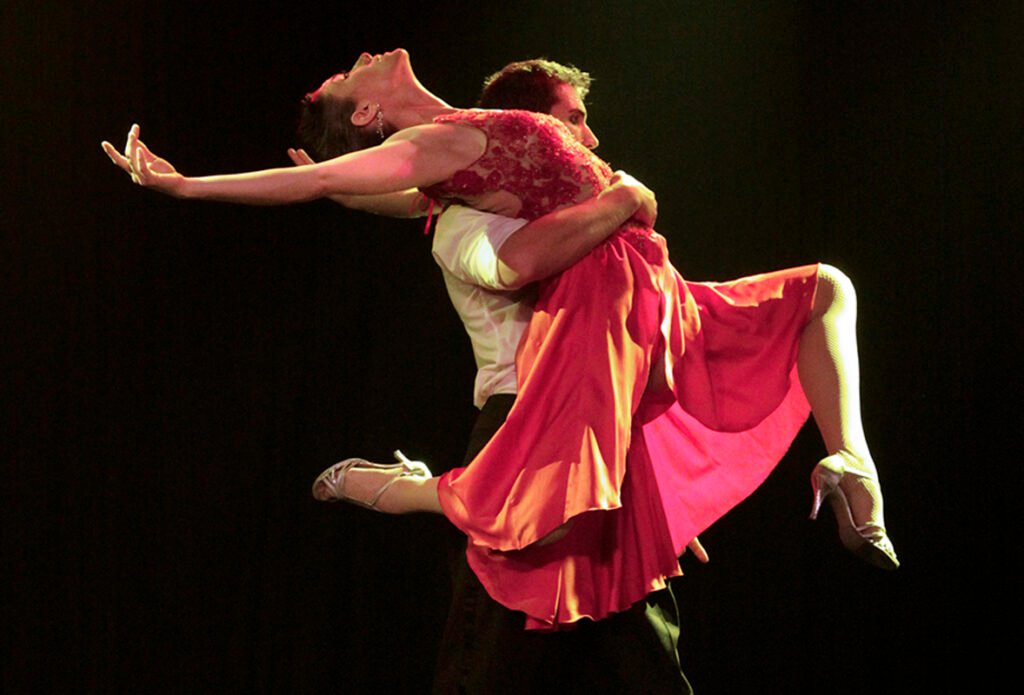 Espetáculo que conta a história do tango estreia no Brasil