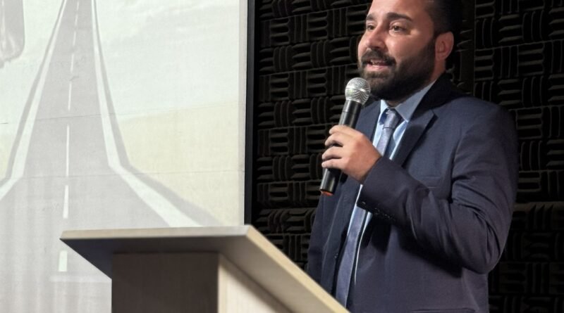 Cofundador da Flow Multas palestra na UNIRJ sobre trânsito