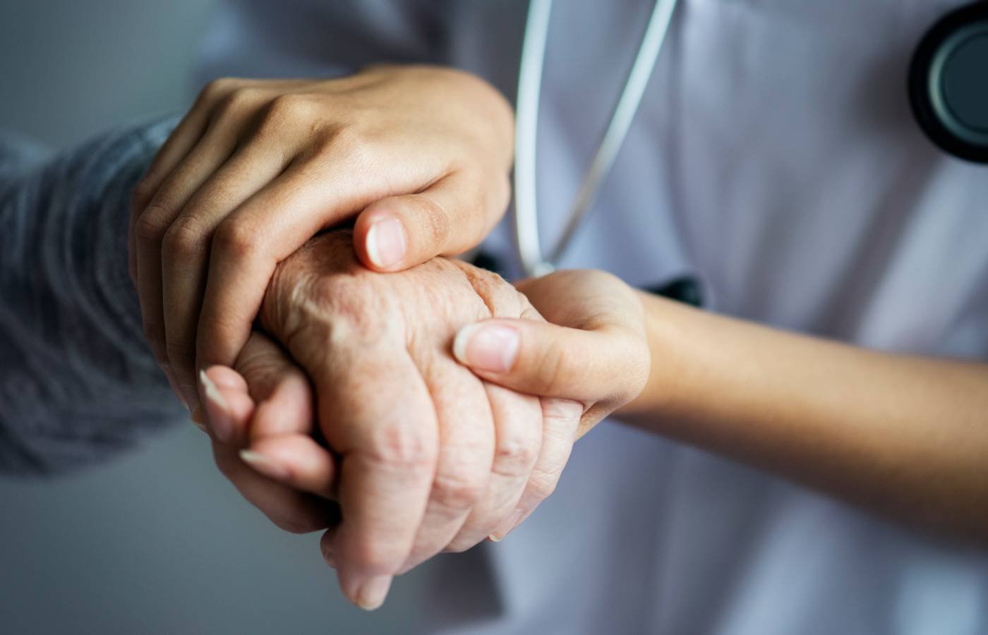 Lançado pelo Ministério da Saúde na última terça-feira (11), o estudo inédito Demografia da Enfermagem do Brasil mostrou que o número de postos de trabalho no setor da enfermagem aumentou em 46,3% na Região Centro-Oeste em cinco anos — de 76,1 mil vínculos em 2017 para 119,7 mil em 2022.