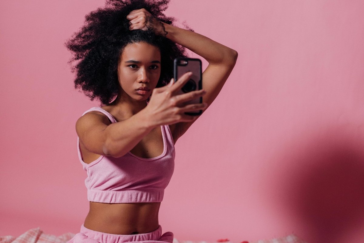 Estratégia com influenciadores segue em alta para 57% das marcas brasileiras