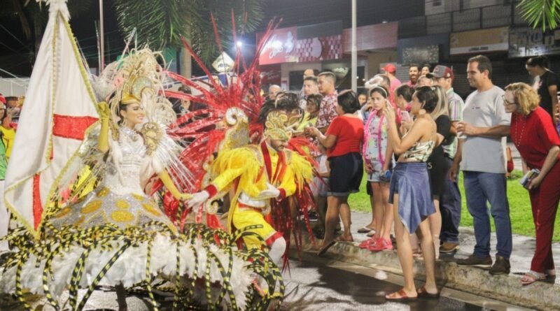 Desfile carnavalesco marca programação cultural em Trindade