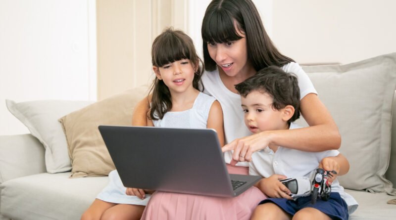 Assistentes virtuais ampliam cuidado infantil com tecnologia