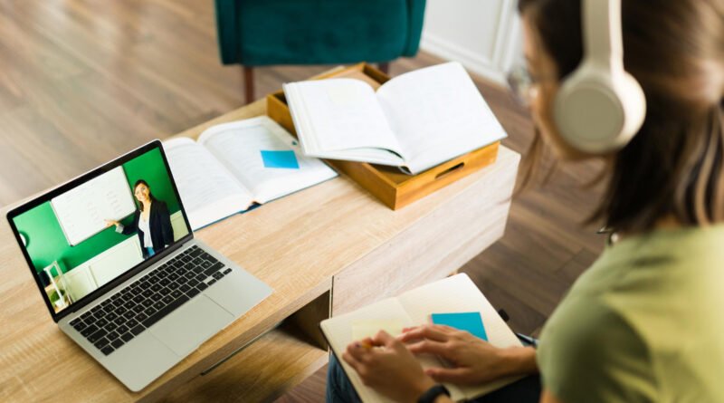 Cursos livres EaD ampliam acesso à qualificação