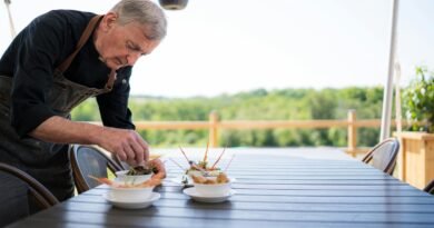 Bares e restaurantes ampliam contratações de pessoas 50+