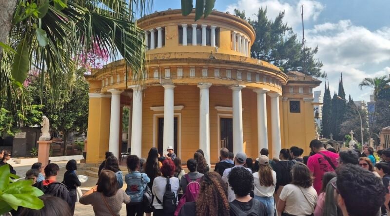 Passeio no Cemitério da Consolação celebra os Modernistas