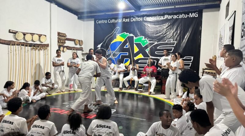 Associação Cultural Axé Dendê planta árvores em Paracatu-MG
