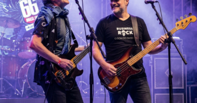 Arnaldo Brandão revisita 70 anos de rock brasileiro