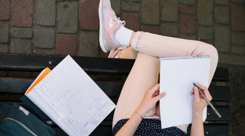 MEC convoca candidatos na lista de espera do FIES e define prazos de validação