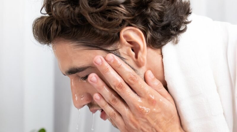 Dermatologista alerta os 5 maiores erros na limpeza do rosto