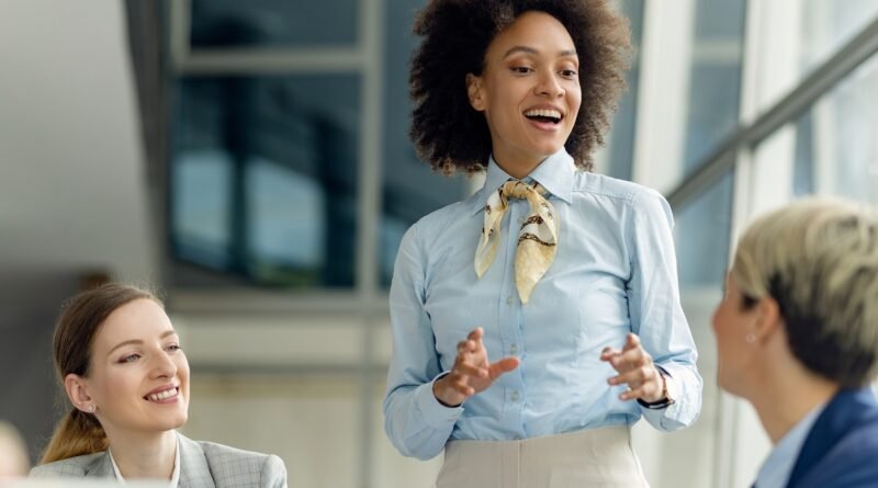 Mulheres ampliam espaço e avançam na governança das empresas