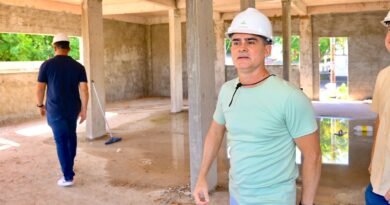 David Almeida vistoria obras estratégicas da saúde no bairro Aleixo