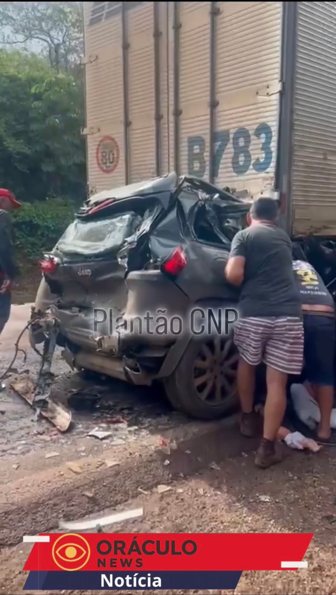 TRAGÉDIA NA BR-163: carro é esmagado entre carretas; mulher morre e crianças sobrevivem