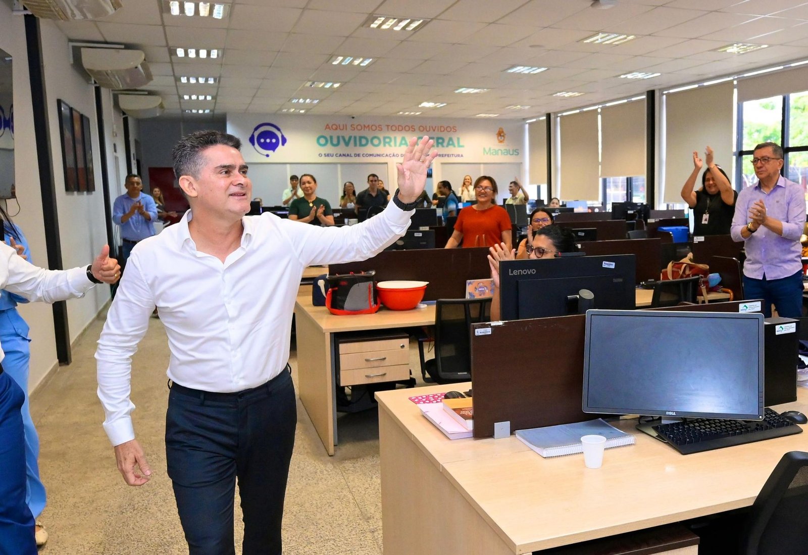 Prefeito David Almeida percorre sede da prefeitura, agradece servidores e reforça transição com foco na continuidade da gestão